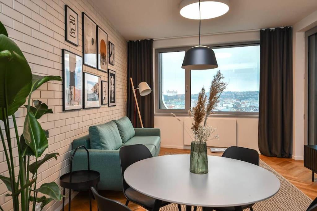 Skypark Luxury Apartment With Skyline View & Free Parking Bratislava Exterior foto